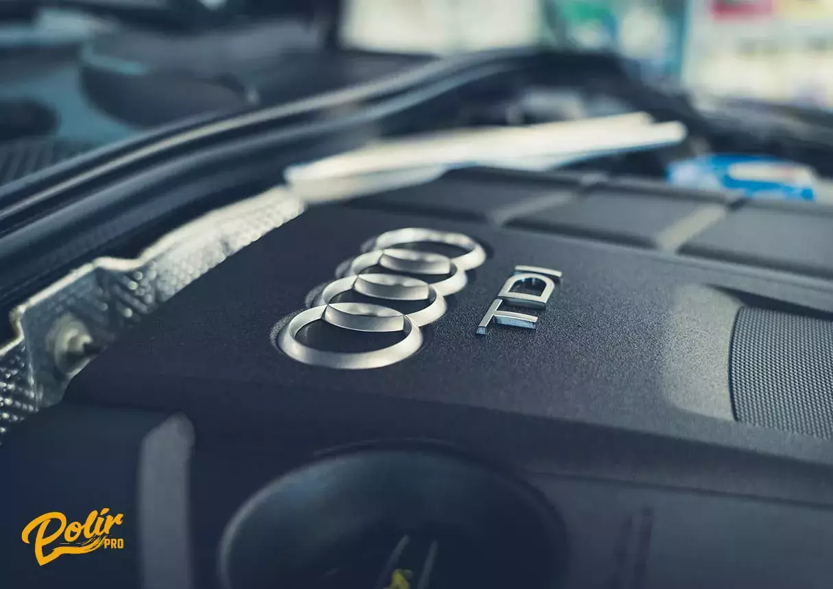 Audi A4 motortér kozmetika