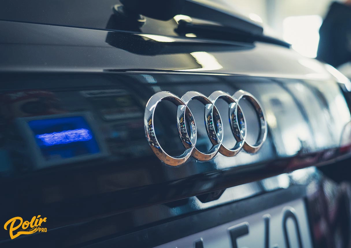 Audi A4 logó alatti karcok eltűntetése